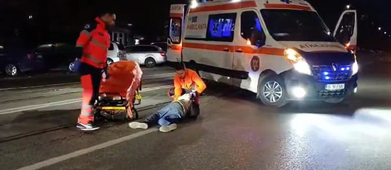 Botosanean intins langa linia de tramvai in Iasi